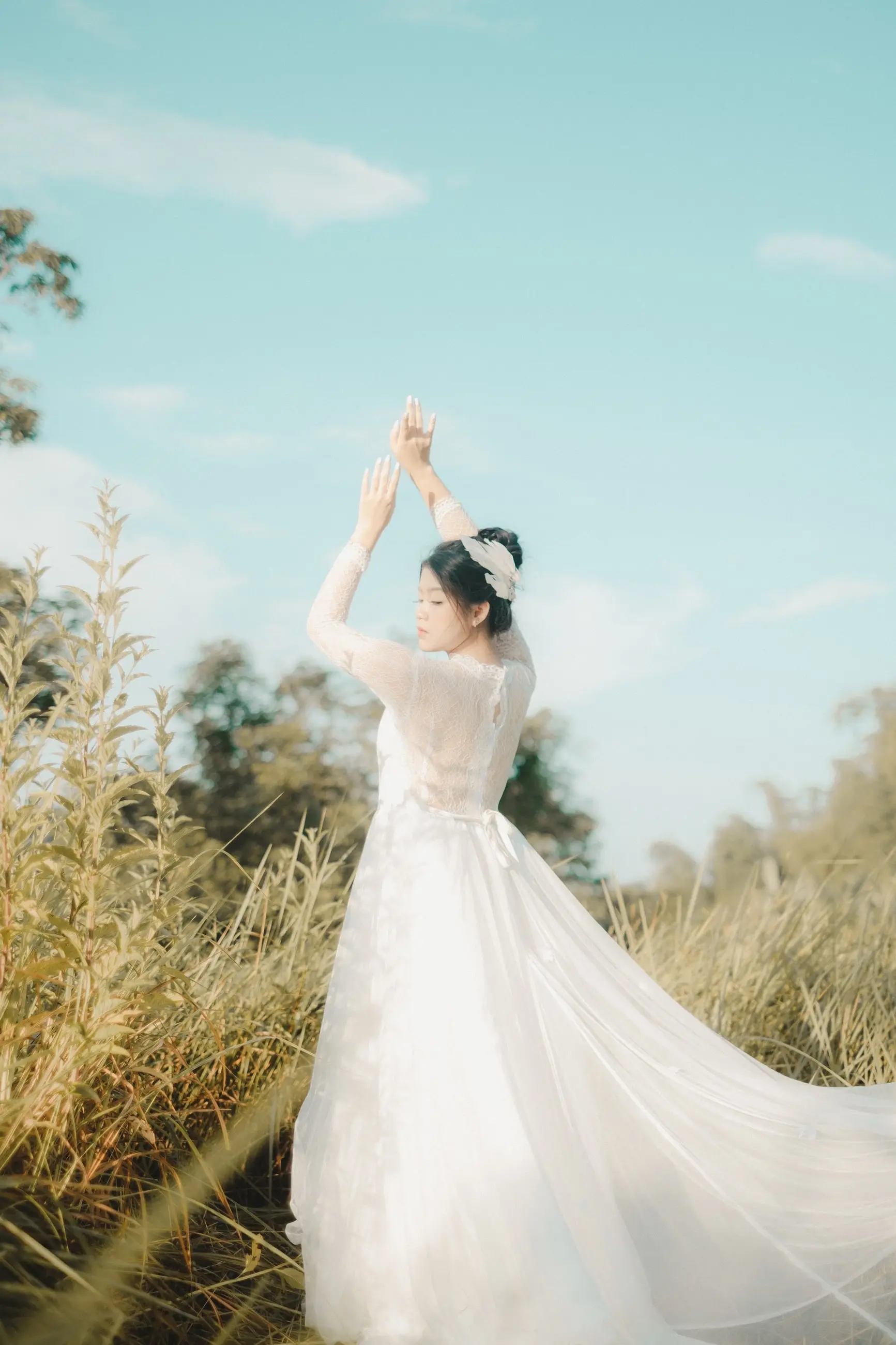 Gaun pengantin A-line berekor panjang di ladang rumput