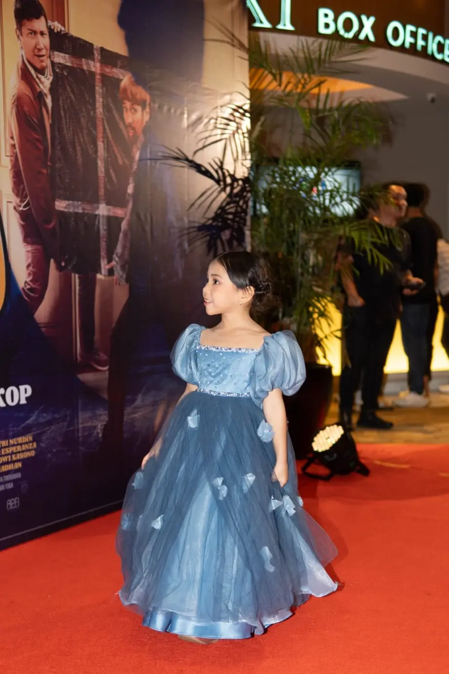 Anak perempuan dengan gaun biru berlengan balon