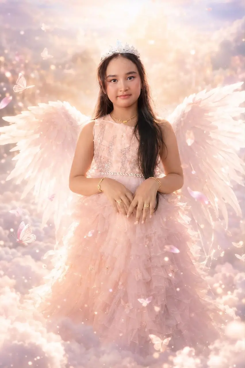 Anak perempuan dengan gaun peach panjang