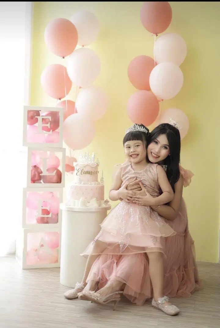Ibu dan anak dengan gaun pink senada