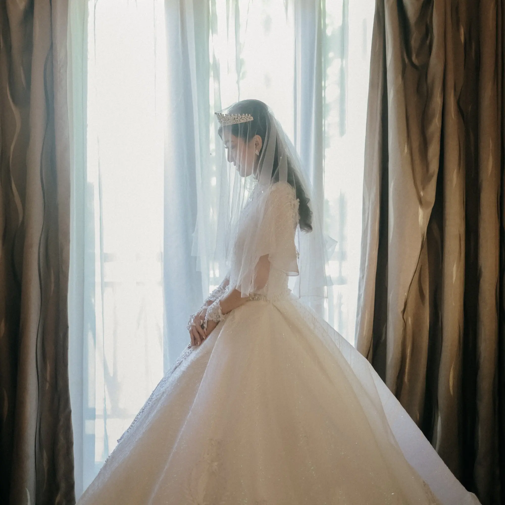 Ballgown di depan jendela bertirai