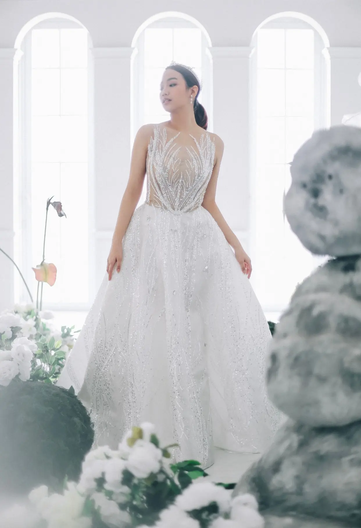 Ballgown korset transparan di studio berbunga putih