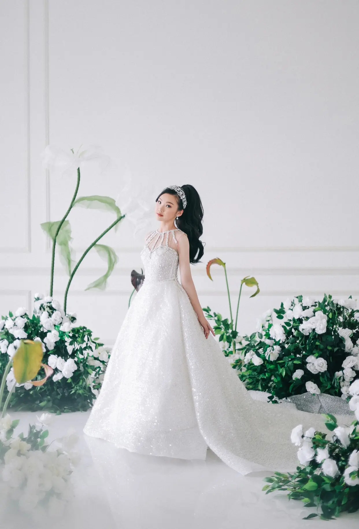 Ballgown berekor di studio berbunga putih