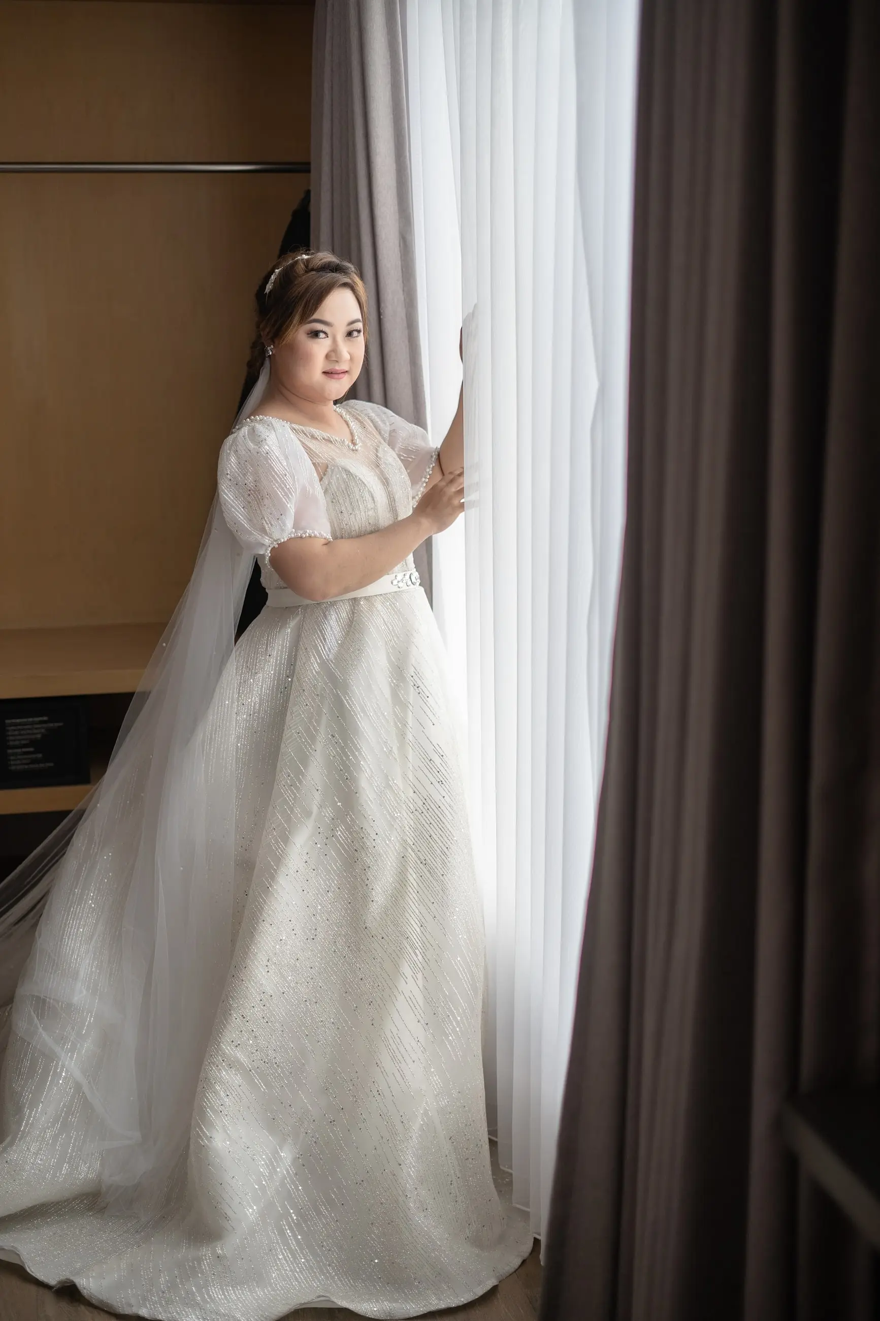Ballgown berlengan di samping tirai