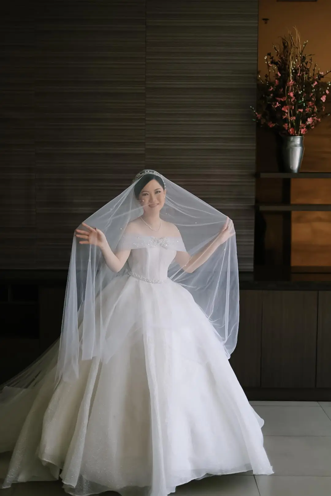 Pengantin membentangkan veil dengan ballgown polos