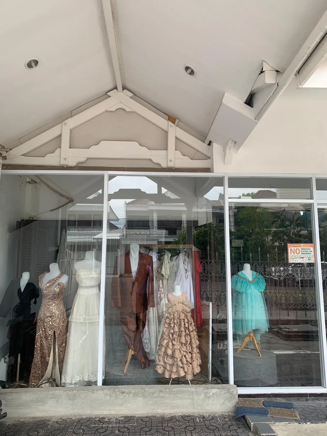 Tampak depan butik HG Bridal Surabaya dengan gaun-gaun di etalase