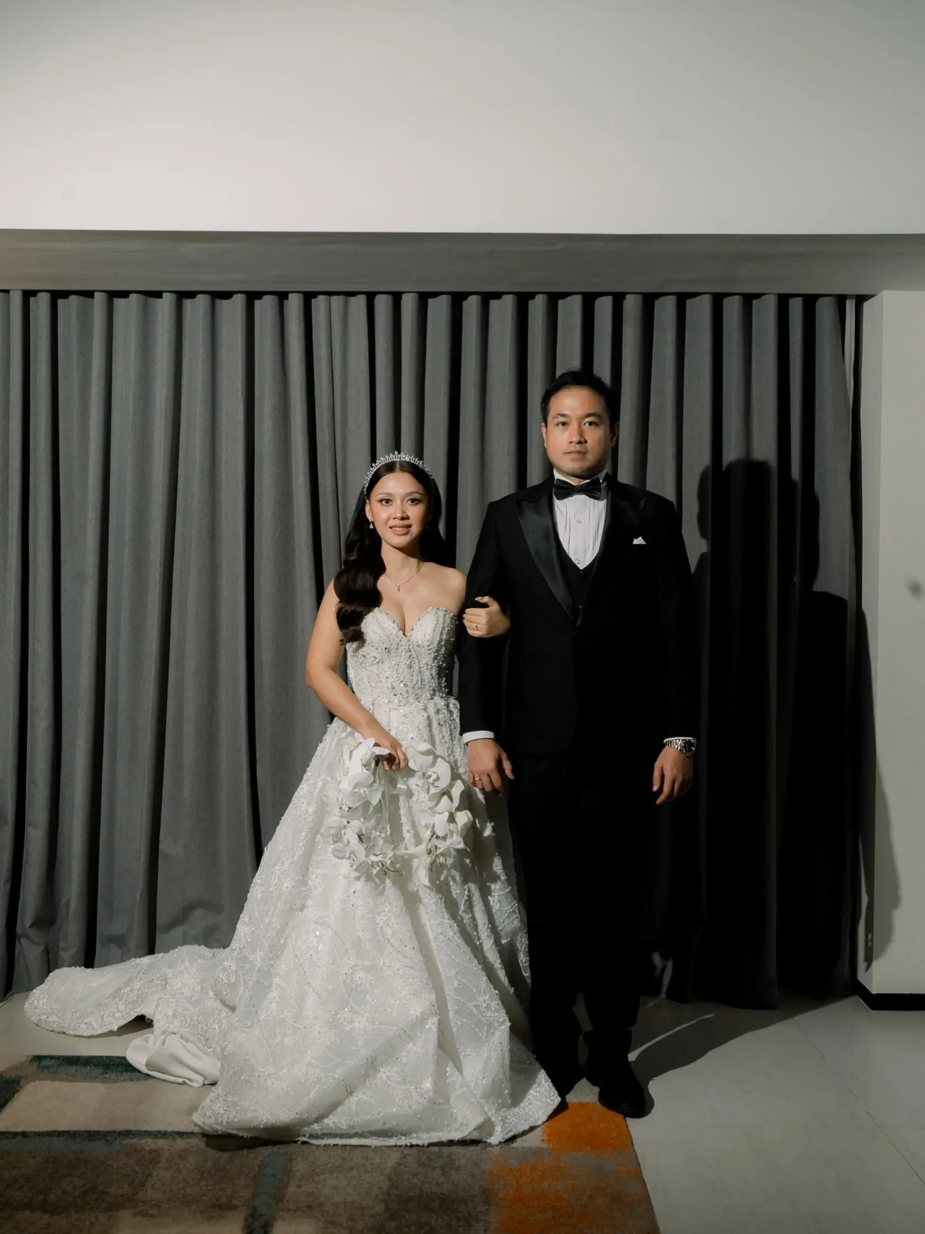 Pasangan pengantin, pria bertuksedo hitam