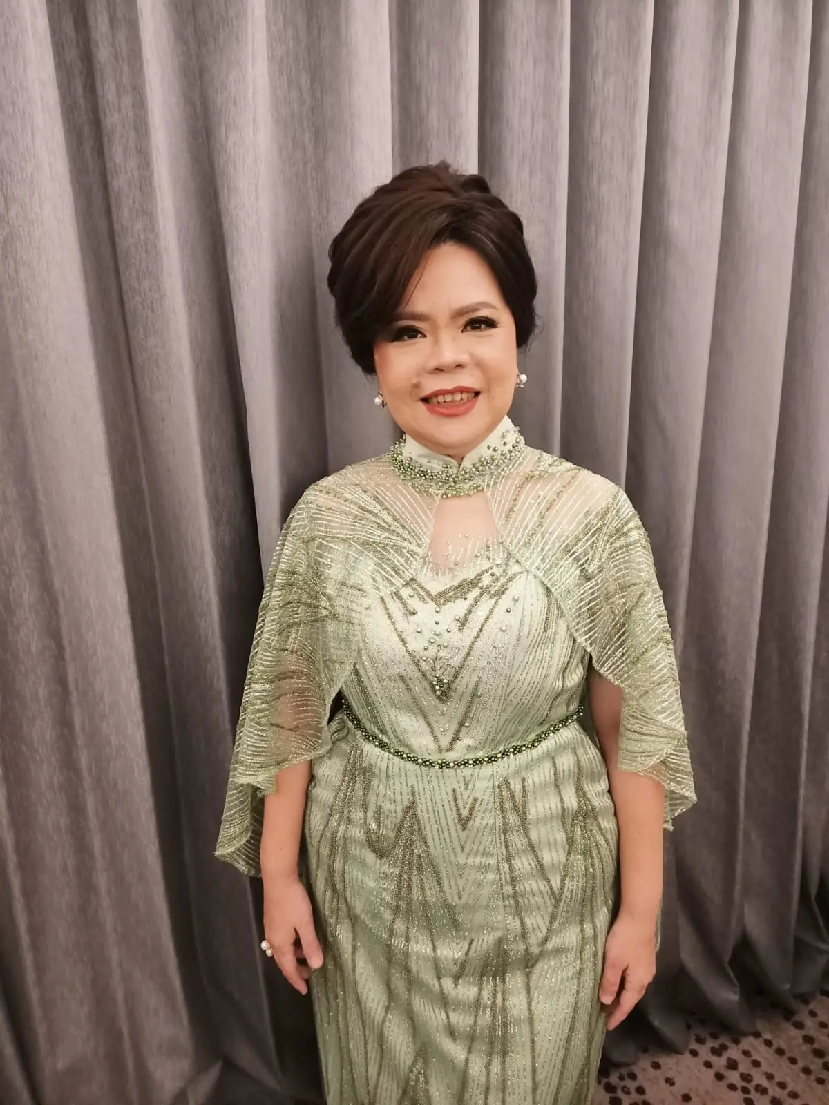 Mama pengantin dengan gaun hijau sage