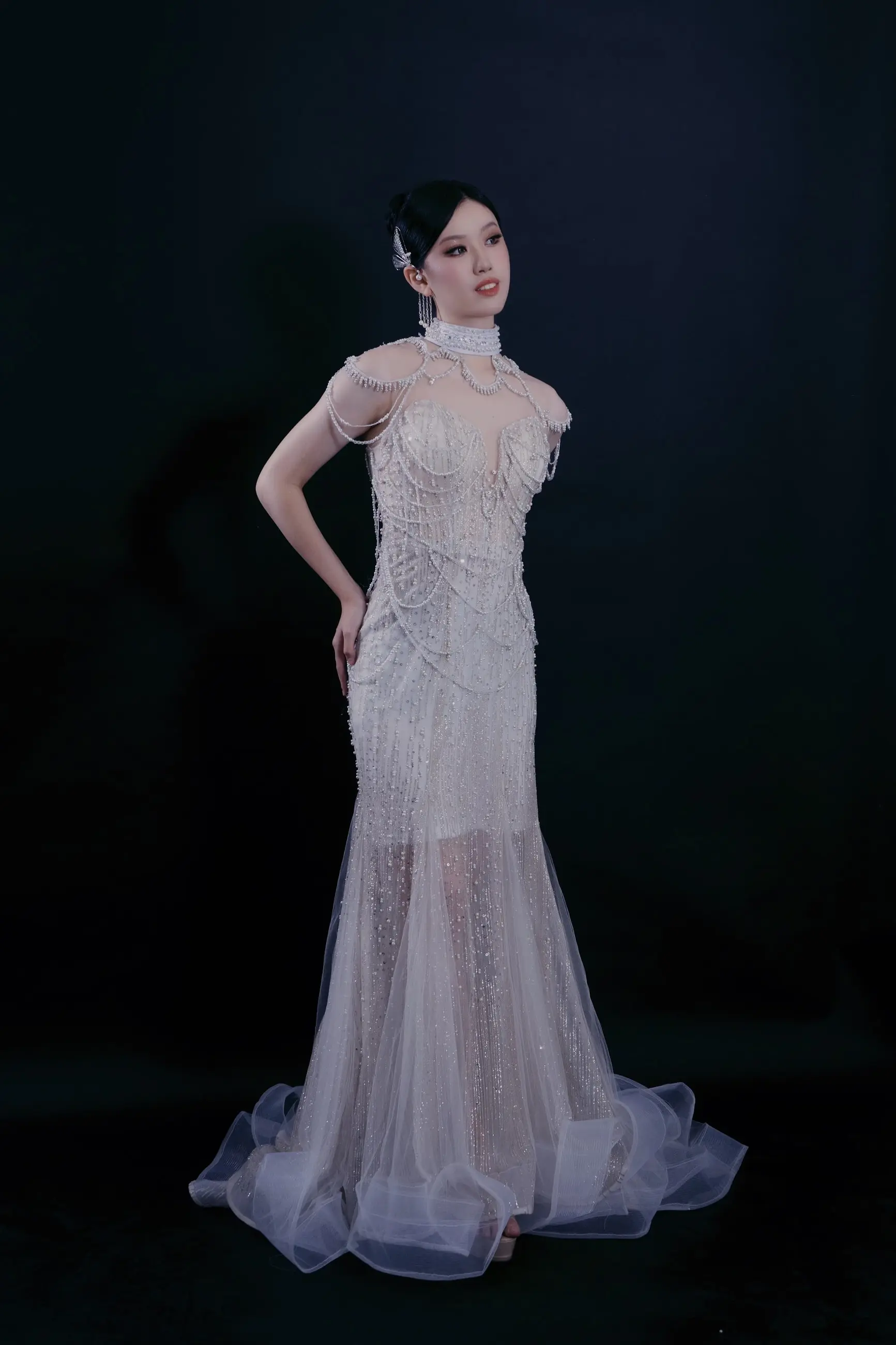 Gaun pengantin mermaid berpayet dengan latar gelap