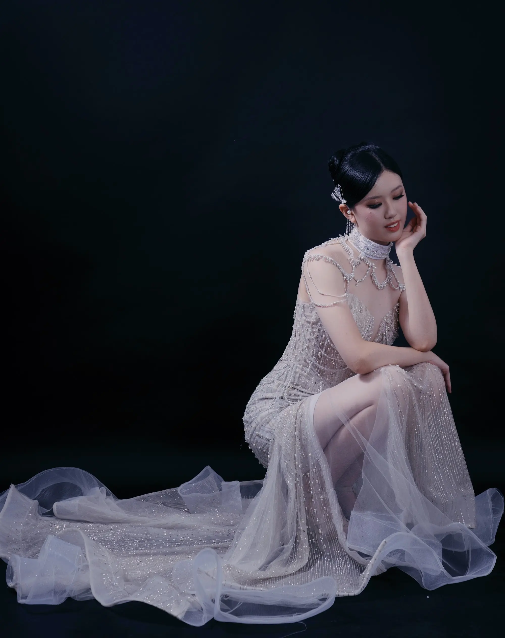 Pengantin duduk dengan gaun mermaid transparan berekor