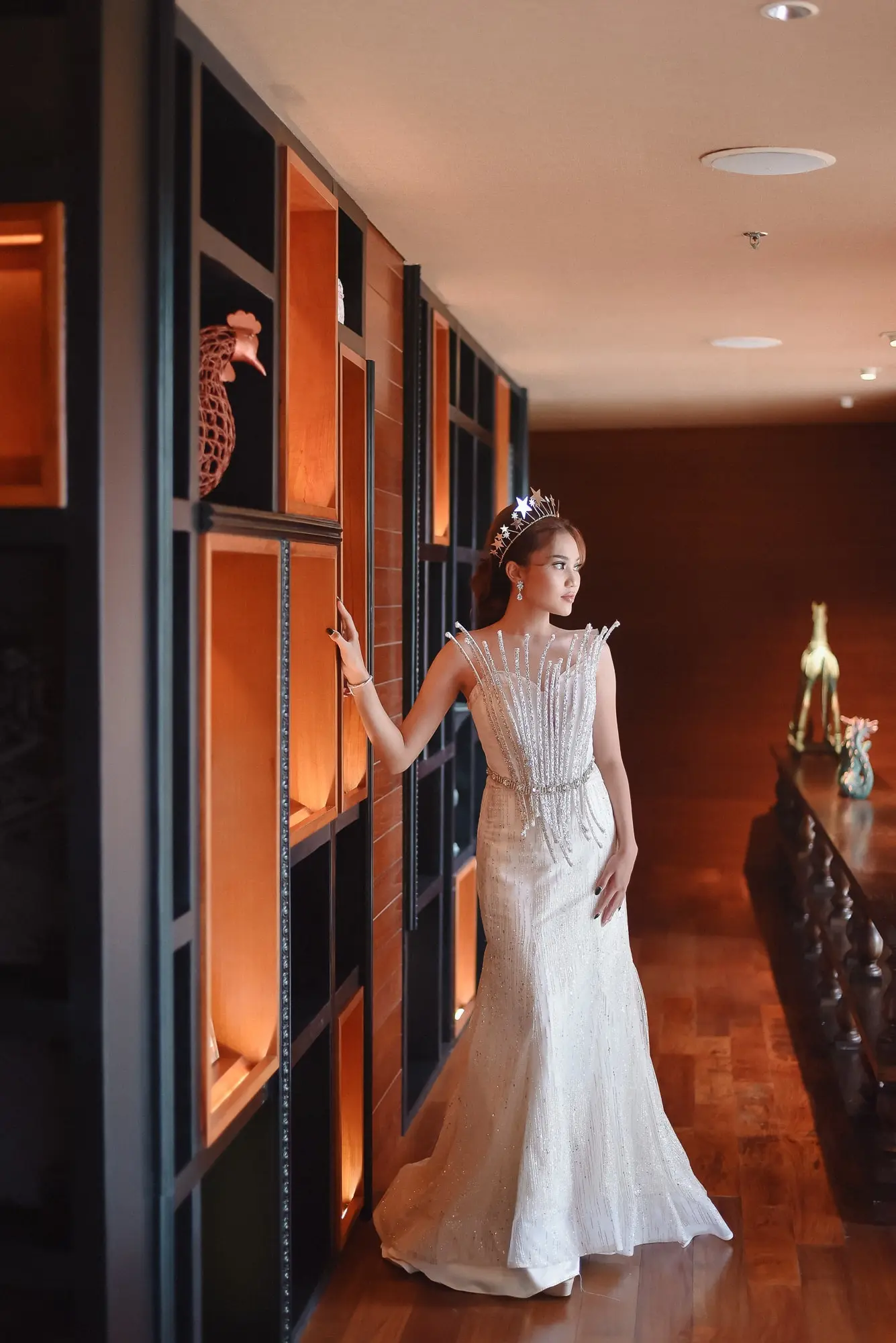 Gaun mermaid putih di lorong berpanel kayu