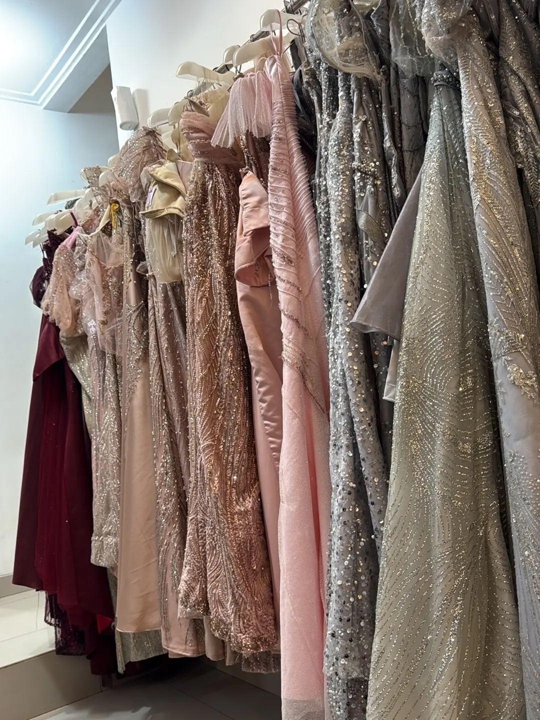 Rak gaun pesta berpayet di butik HG Bridal Jakarta