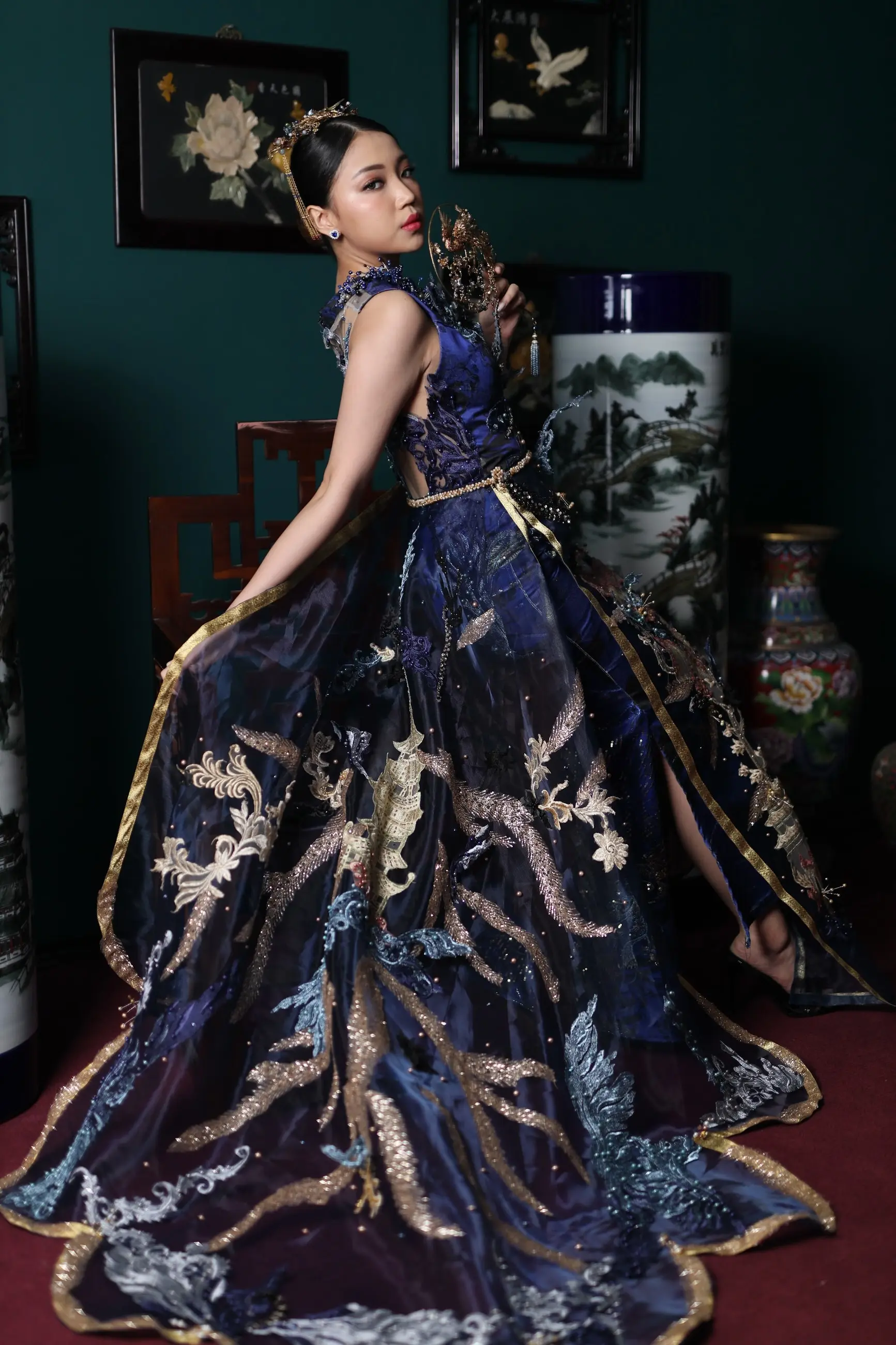 Cheongsam biru tua berekor dengan sulaman emas
