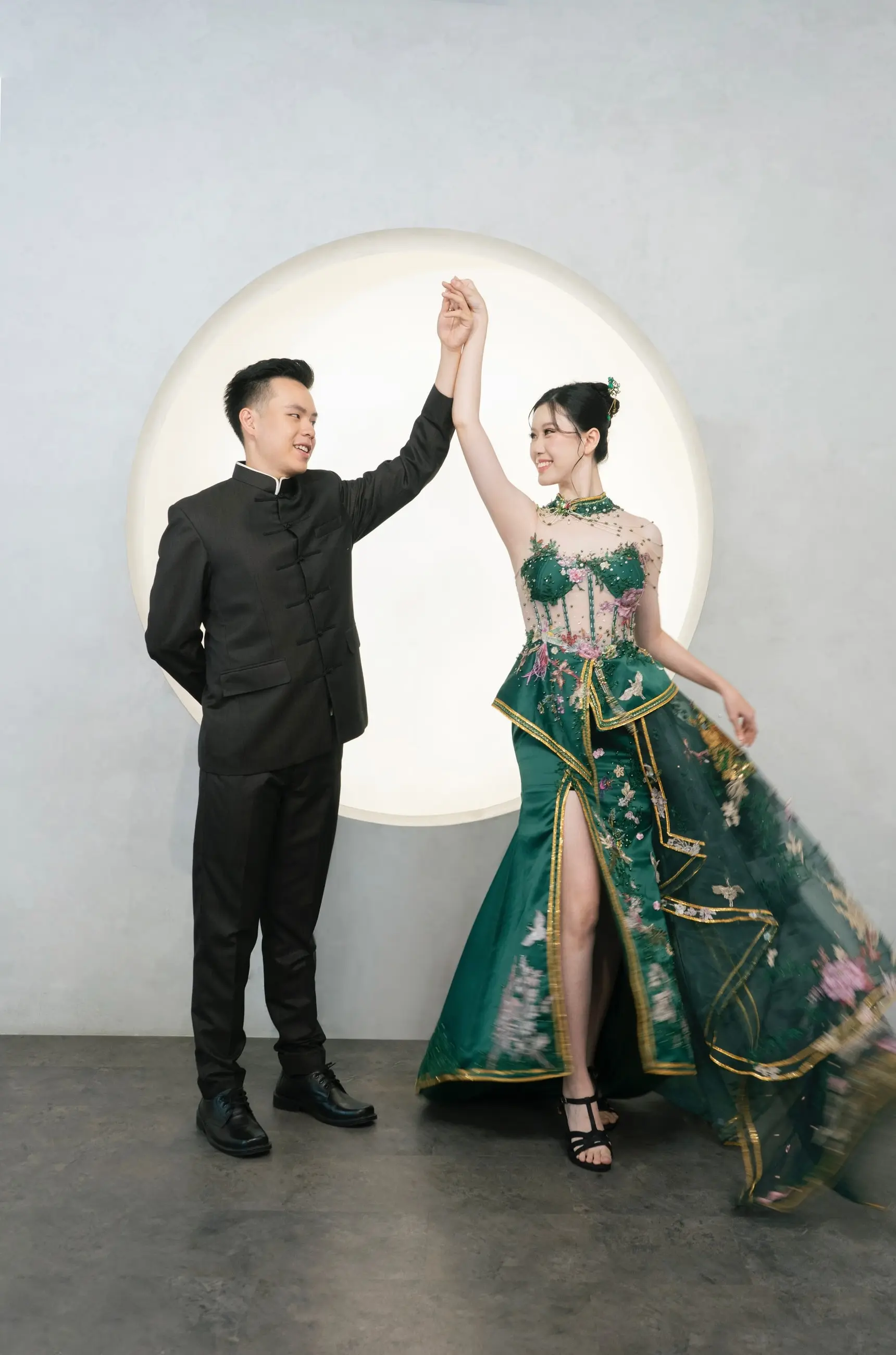 Pasangan dengan cheongsam hijau emerald bersulam dan changsan hitam