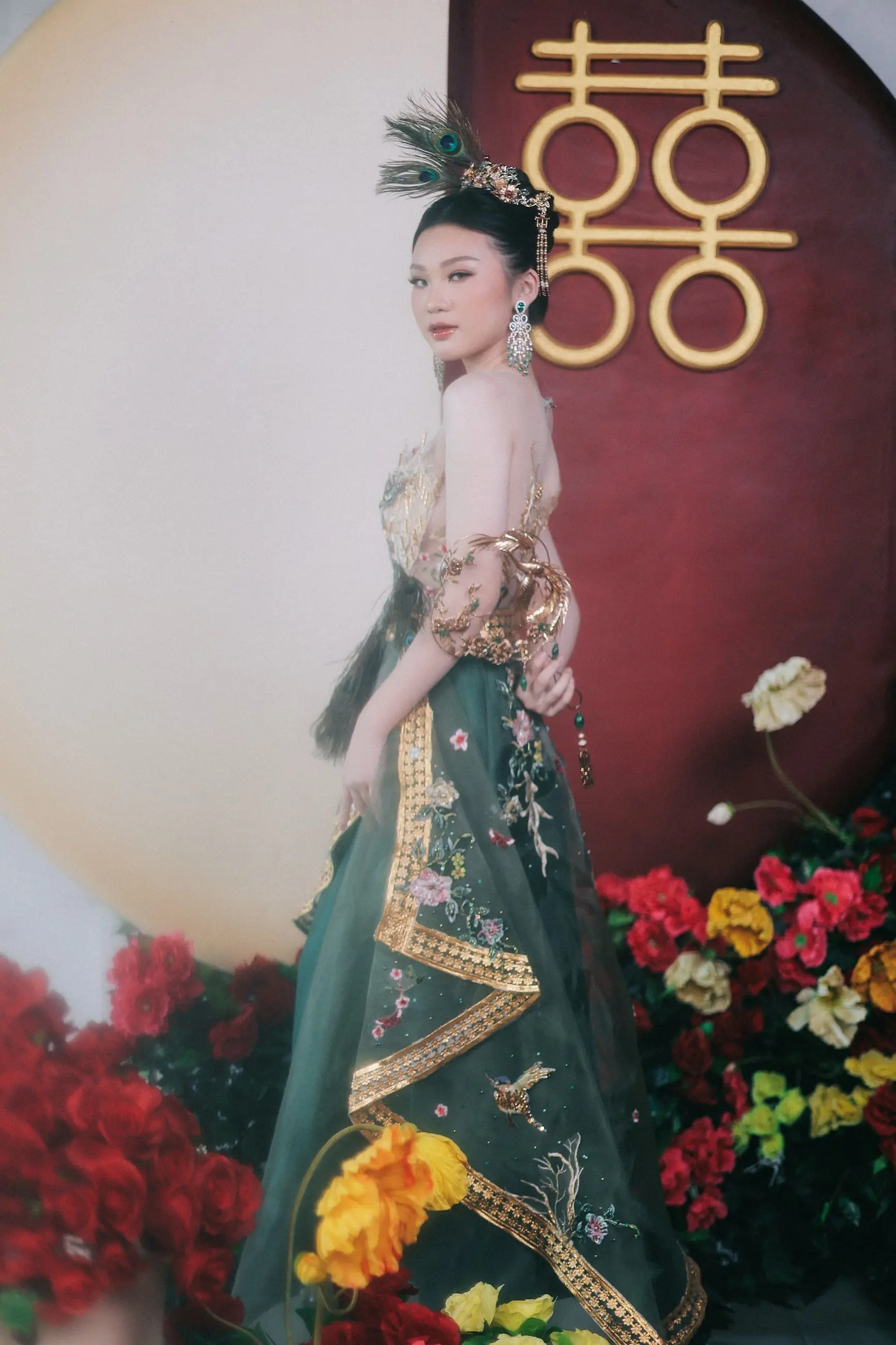 Cheongsam hijau berekor di depan lambang double happiness