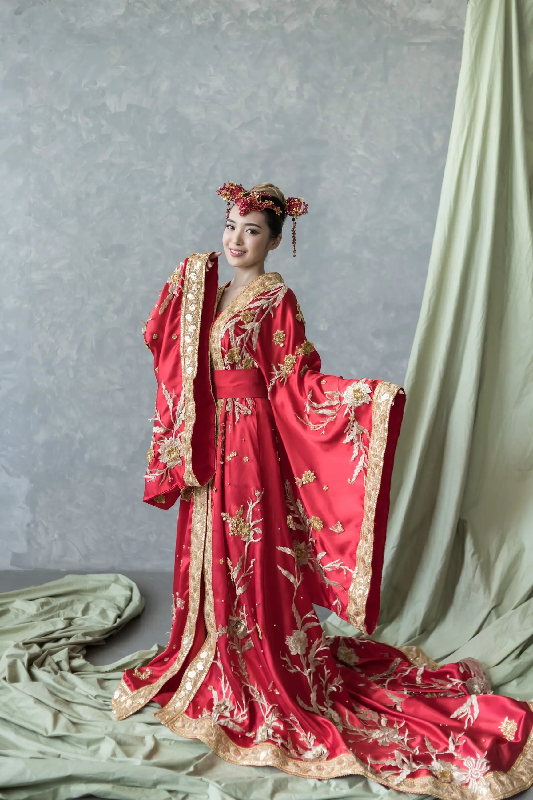 Cheongsam merah bersulam dengan jubah transparan