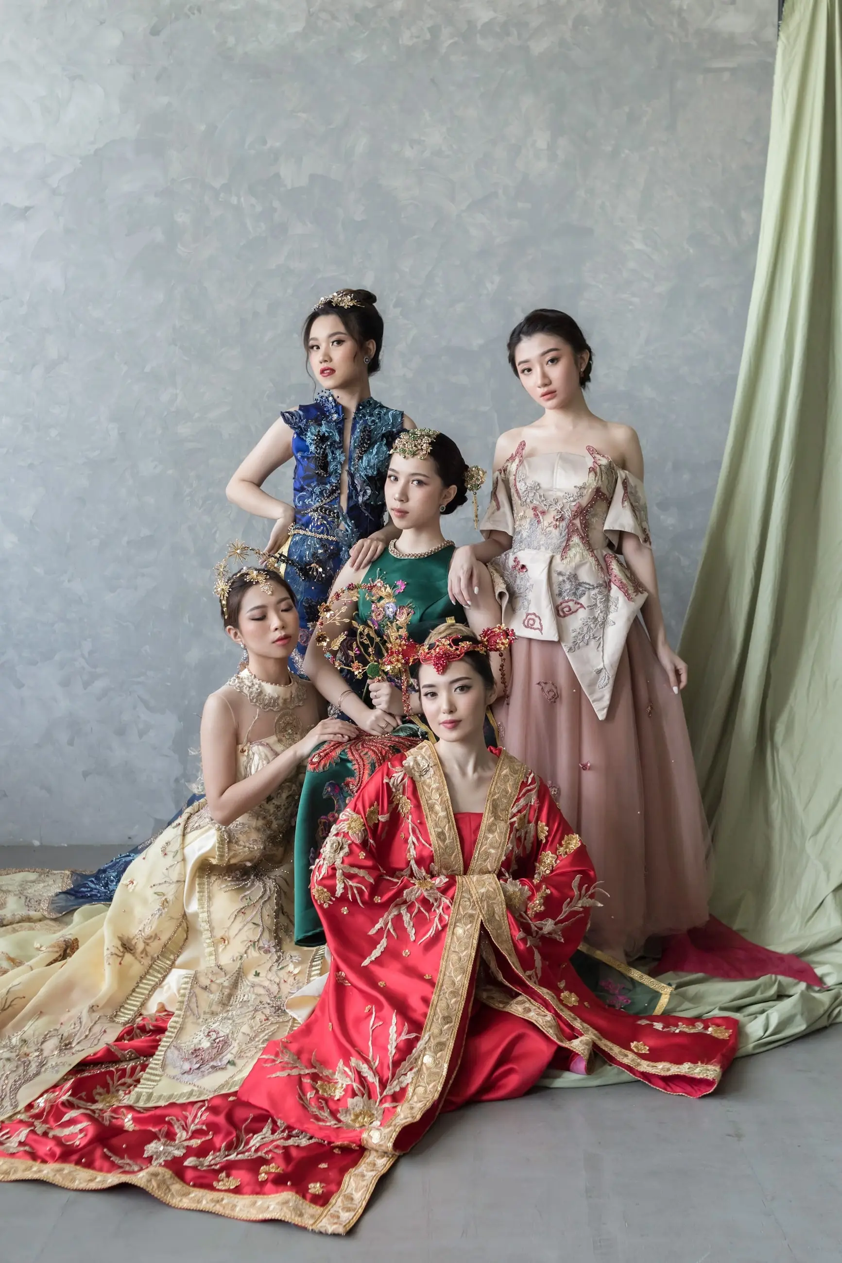 Lima model memakai cheongsam aneka warna