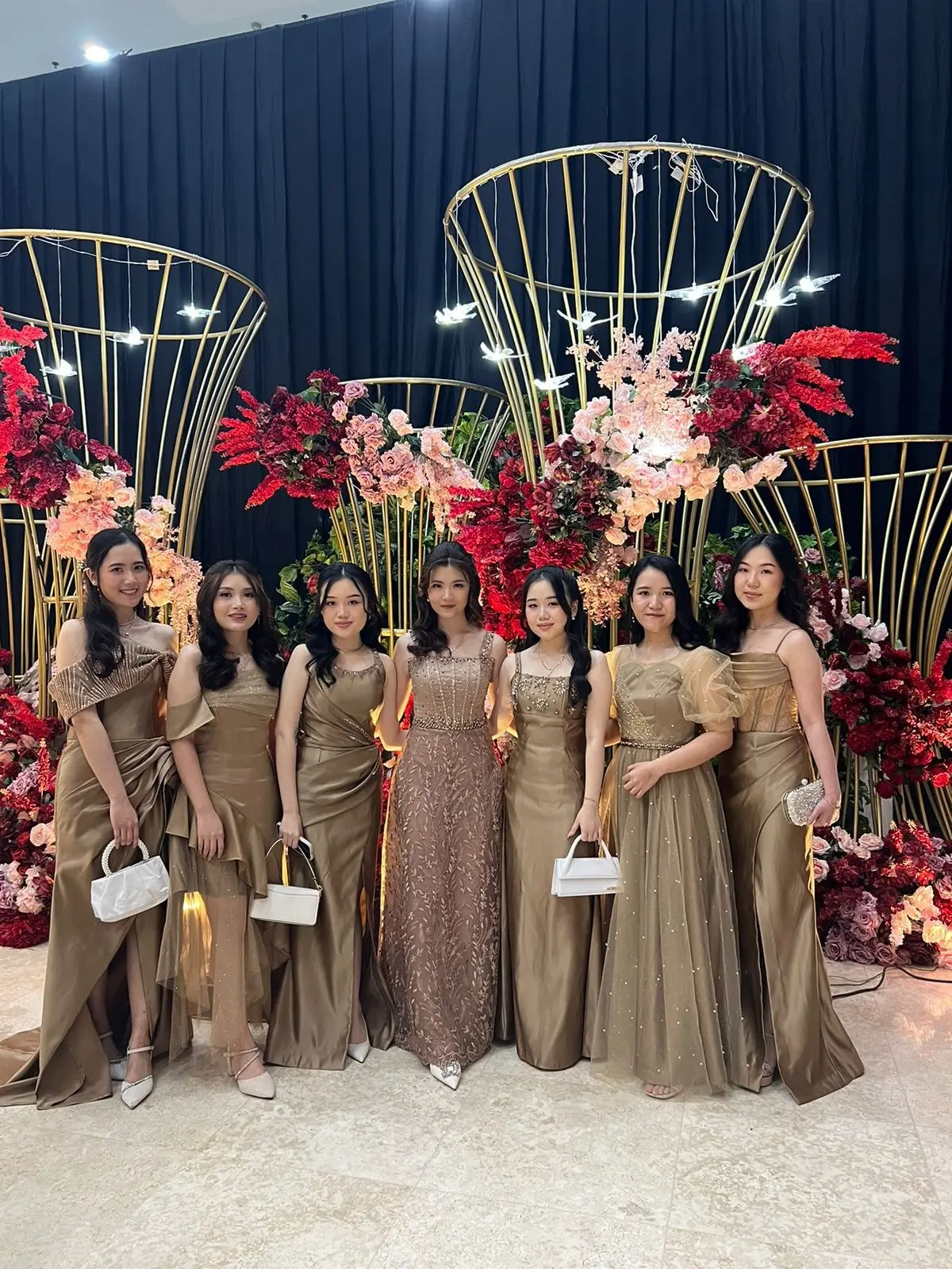 Rombongan sister pengantin bergaun bronze
