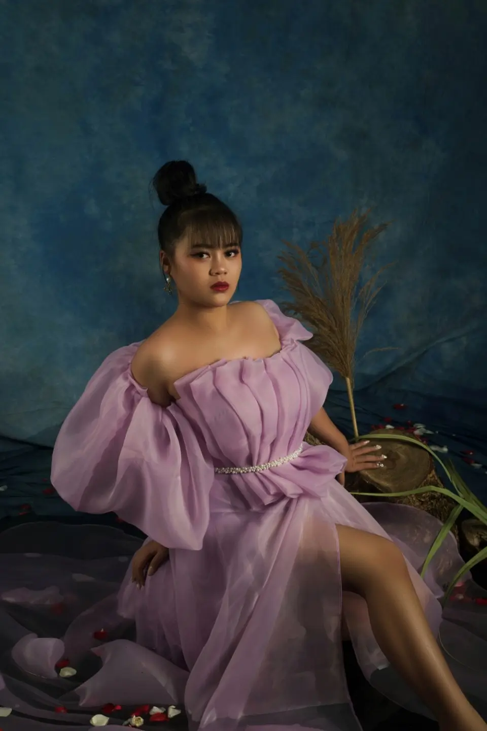 Gaun pesta lilac dengan lengan balon