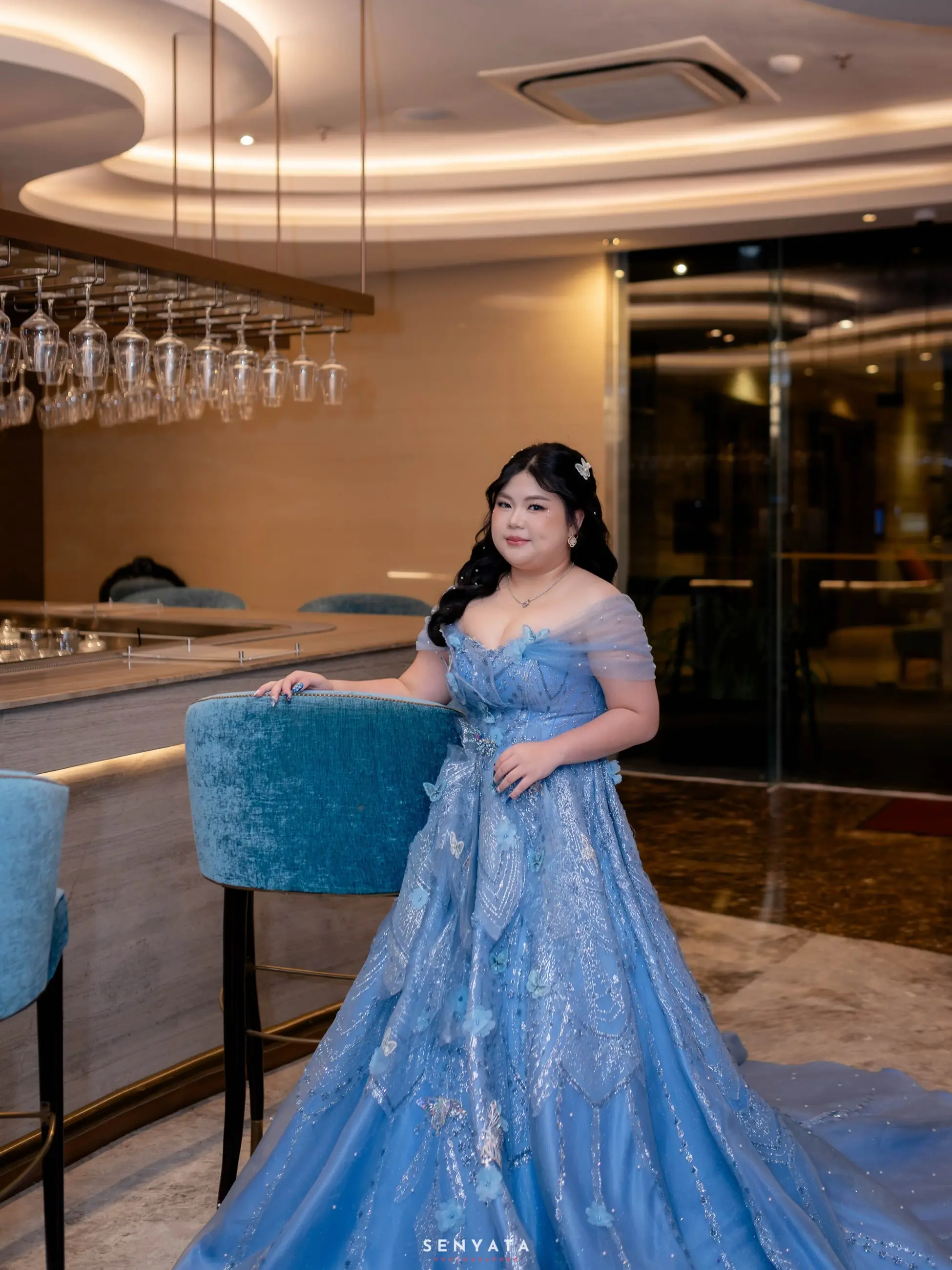 Ballgown biru berpayet dengan lengan off-shoulder
