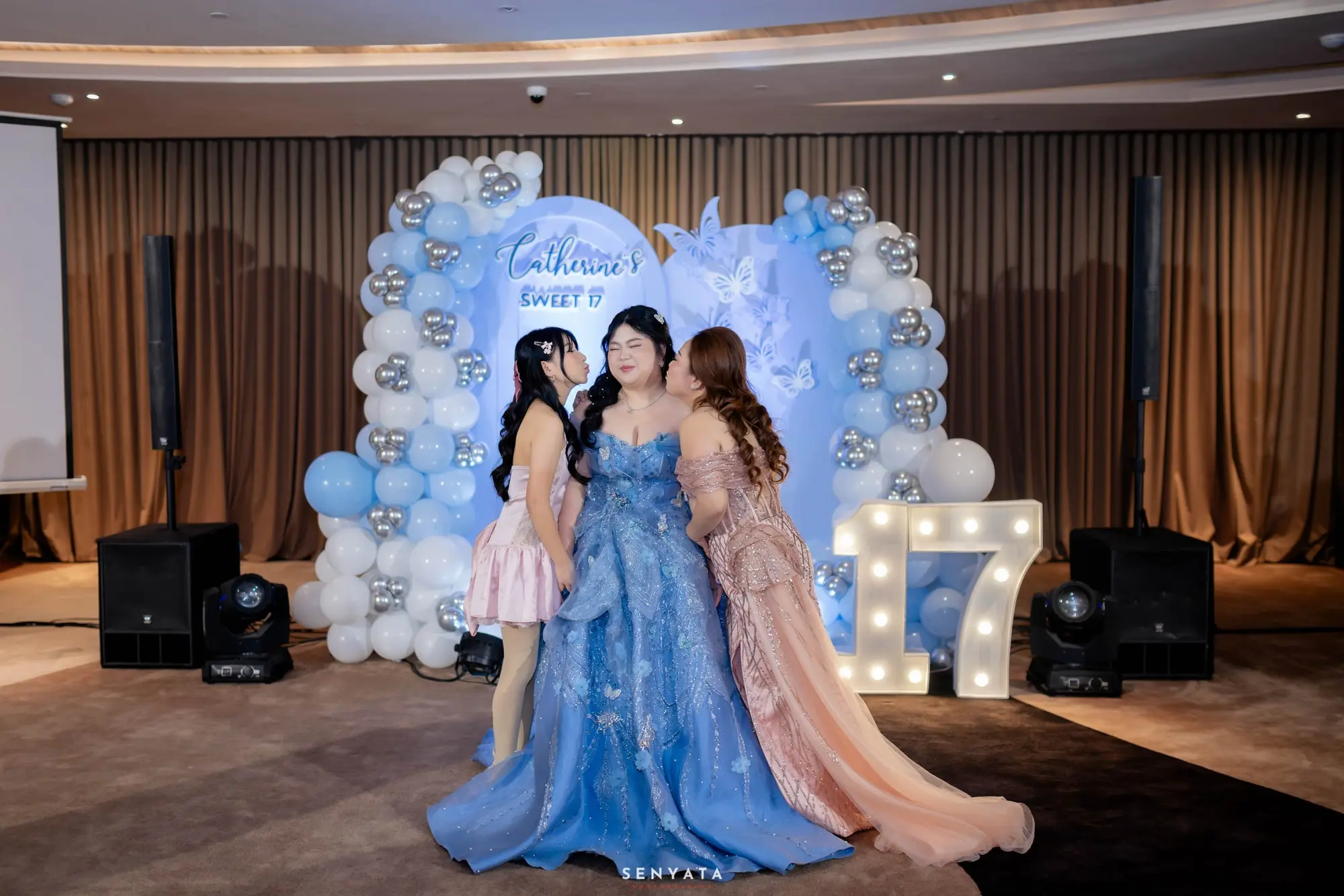 Gadis berulang tahun berpelukan di depan dekorasi balon biru