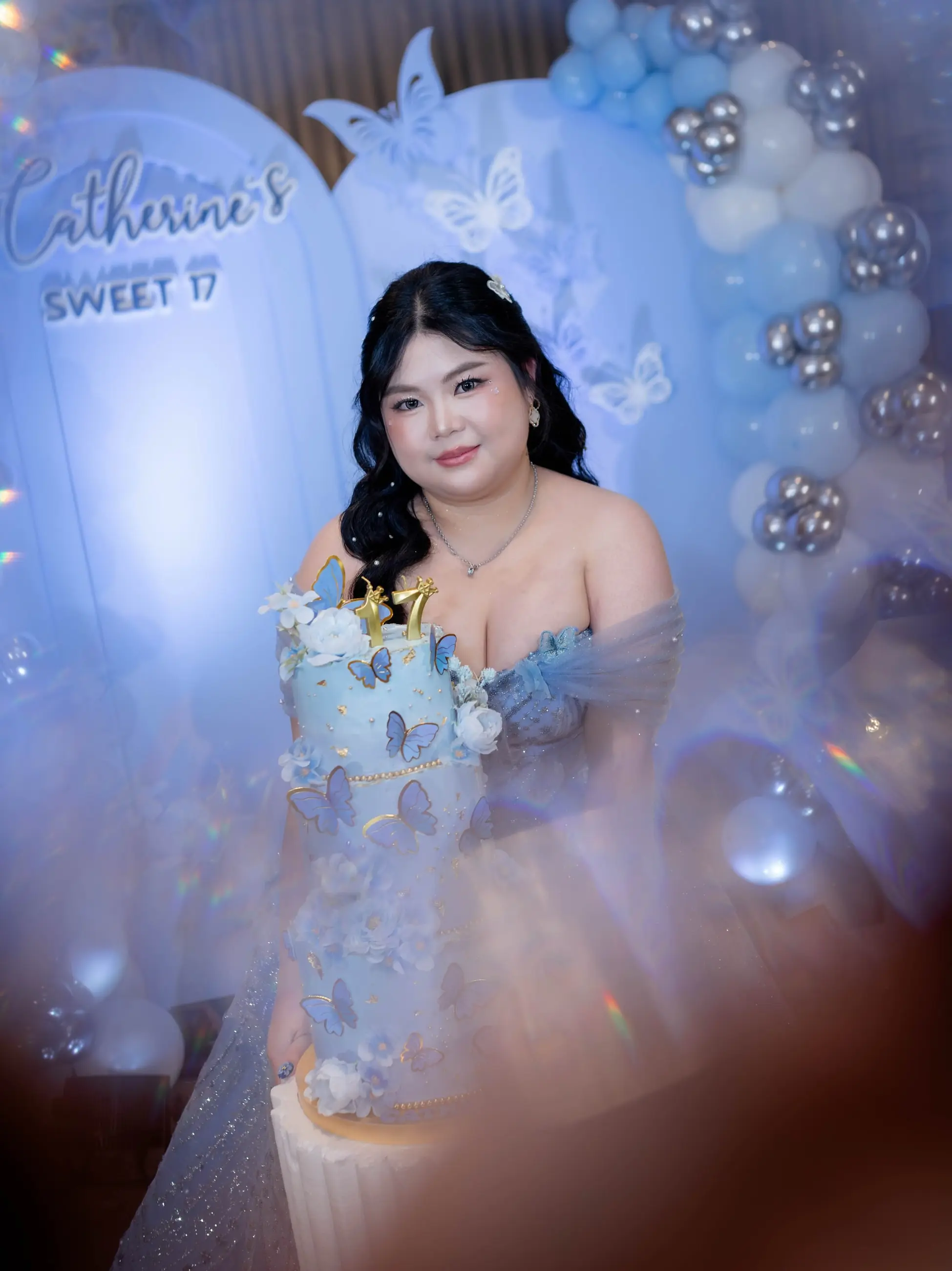Potret gadis dengan gaun biru memegang kue ulang tahun